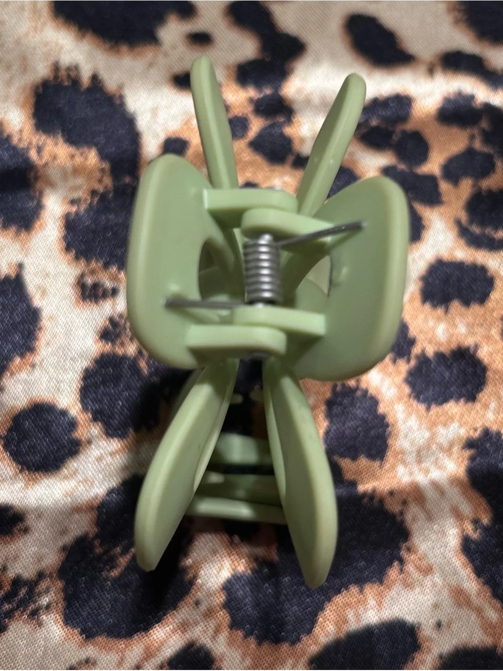 H&M Light Green Flower Shaped Claw Hair Clip